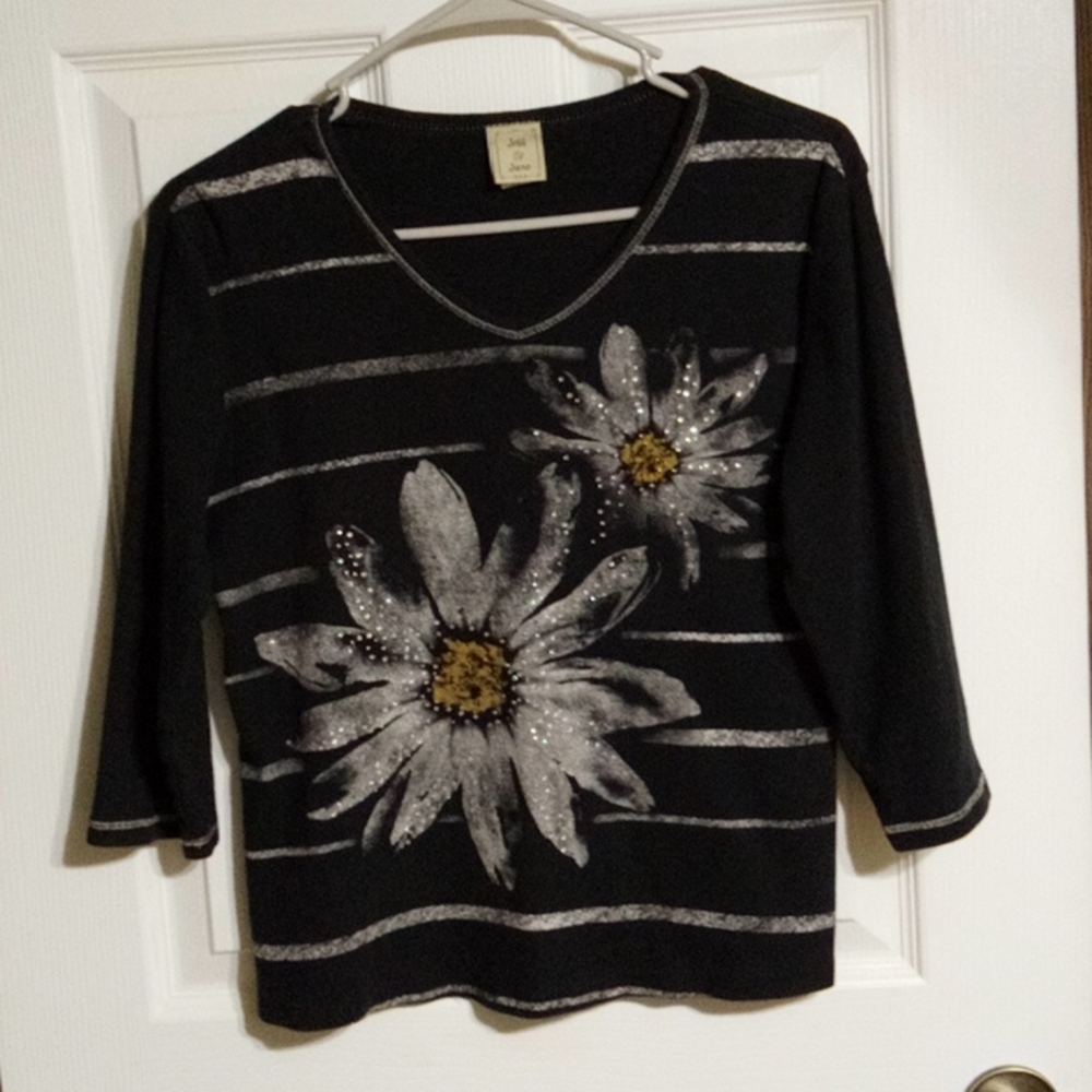Jess & Jane black knit daisy print top